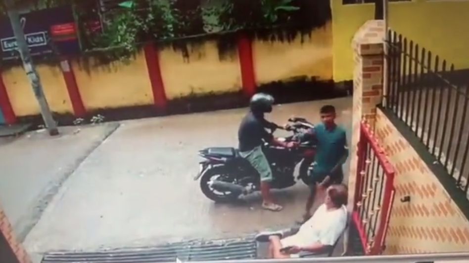 Assam: Daylight chain snatching incident caught on camera in Guwahati Assam: Daylight chain snatching incident caught on camera in Guwahati