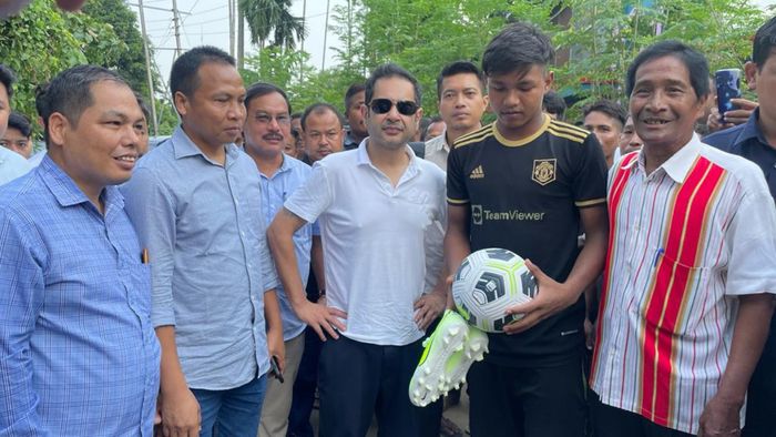 Pradyot Debbarma extends support to footballer Baslang Jamatia