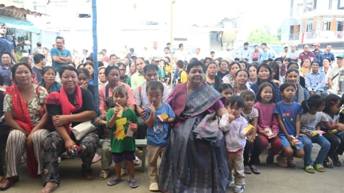 Manipur Governor visits relief camps in Churachandpur and Bishnupur district