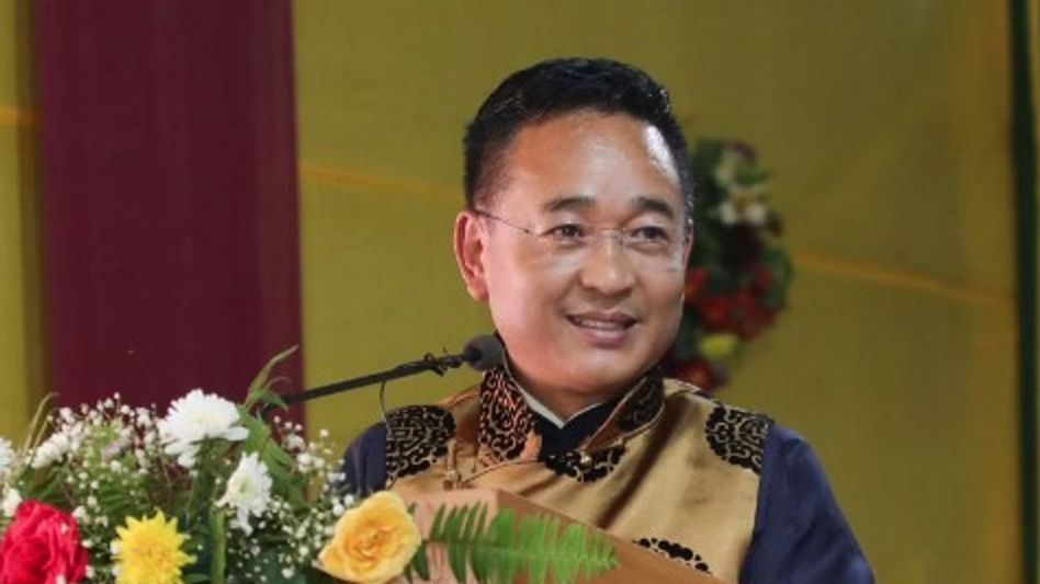 Sikkim CM gives Rs 20,000 cheque to drivers of tourist vehicles Sikkim CM gives Rs 20,000 cheque to drivers of tourist vehicles