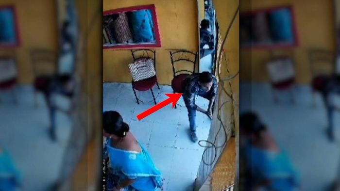 A brazen case of burglary has occurred in Assam's Barpeta town, with thieves making off with a bag consisting of money from customers who were shopping for gold jewellery.