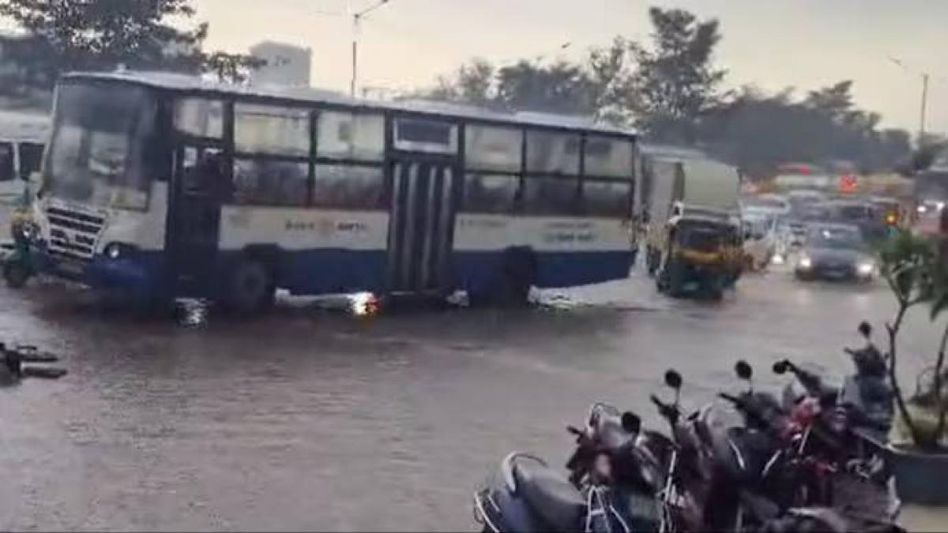 Heavy rain in Bengaluru, roads flooded, traffic hit Heavy rain in Bengaluru, roads flooded, traffic hit