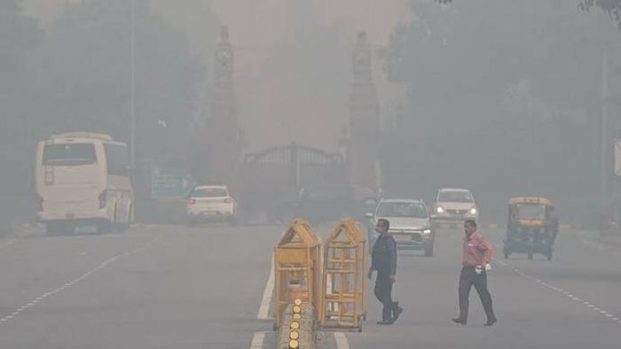 Delhi's air quality remained in the 'severe' category for the third consecutive day on Sunday as smoke encompassed the national capital.