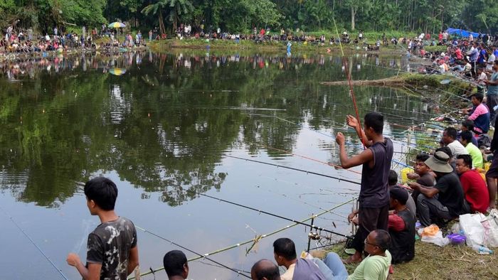 Fishing competition held in Hahim along the Assam Meghalaya border