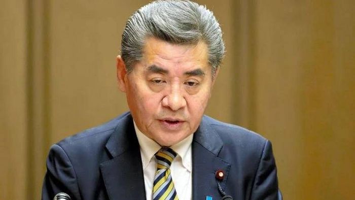 Japan's senior vice Finance Minister, Kenji Kanda on Monday tendered his resignation in the wake of a media report that said his company has not paid taxes.