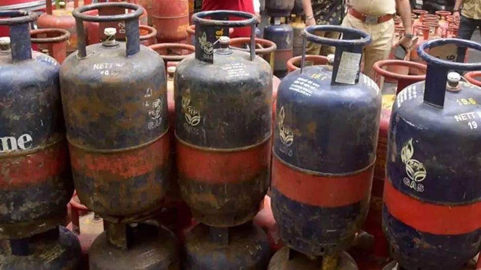 Price of commercial LPG cylinder increased by Rs 100 Price of commercial LPG cylinder increased by Rs 100