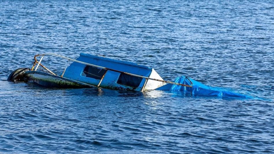 Assam: Boat capsizes in Brahmaputra, narrow escape for 6 labourers Assam: Boat capsizes in Brahmaputra, narrow escape for 6 labourers
