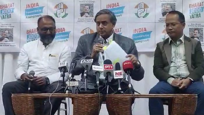 Congress leader Shashi Tharoor (C)