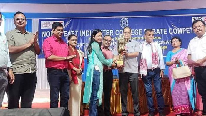 Avispa Kalita receiving the best debater award