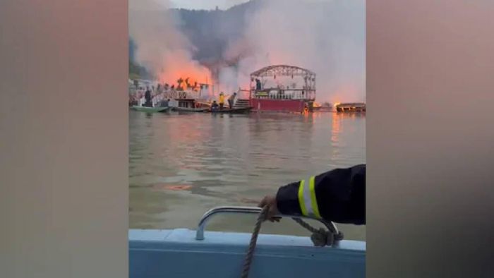 Fire at Dal Lake