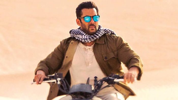 Salman Khan reacts to fan bursting crackers while watching Tiger 3