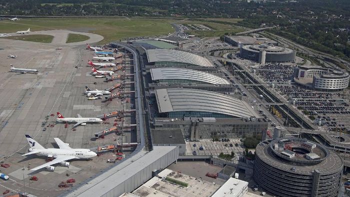 Armed man drives onto Hamburg Airport runway, prompting standoff