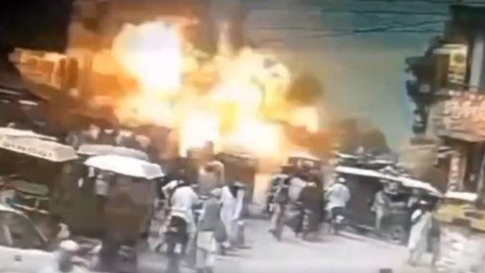 A power blast has killed five people and injured about 21 others in Pakistan's Dera Ismail Khan city.