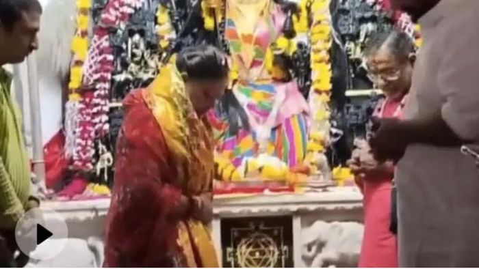 Ex-Rajasthan CM Vasundhara Raje offers prayers at Tripura Sundari temple
