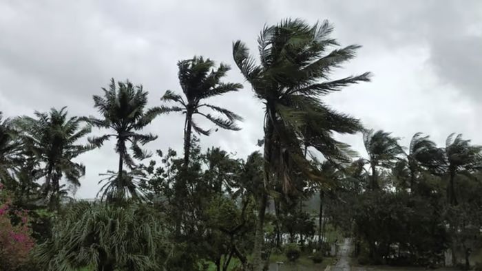 Cyclonic Storm “Midhili” crossing Bangladesh coast near Khepupara