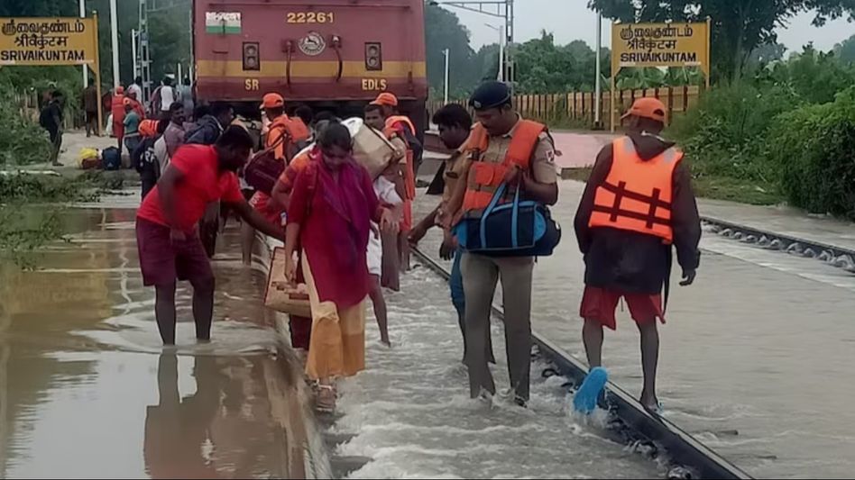 Tamil Nadu Rain: 800 passengers stranded at railway station rescued in 48 hours Tamil Nadu Rain: 800 passengers stranded at railway station rescued in 48 hours