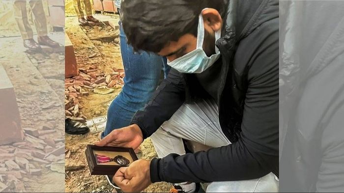 Wrestler Bajrang Punia holds his Padma Shri award near the Kartavya Path, in New Delhi, on 22 Dec 2024