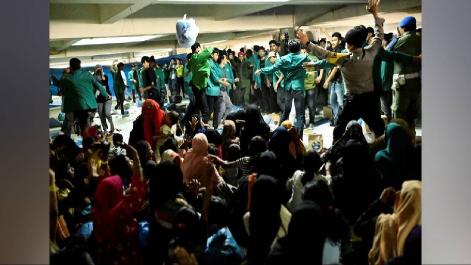 Indonesian students storm into Rohingya refugee camp, demand deportation of refugees Indonesian students storm into Rohingya refugee camp, demand deportation of refugees