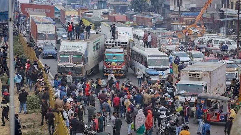 Truck, bus drivers block highways, protest across states against hit-and-run law Truck, bus drivers block highways, protest across states against hit-and-run law
