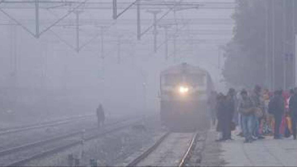 Dense fog engulfs Delhi, North India; 26 trains running late Dense fog engulfs Delhi, North India; 26 trains running late