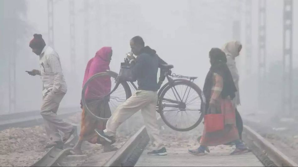 Delhi-NCR shivers under dense fog and cold wave Delhi-NCR shivers under dense fog and cold wave