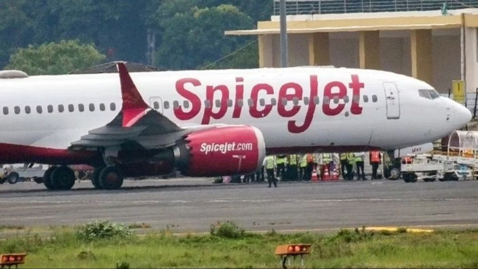 SpiceJet passenger gets stuck inside toilet for an hour on Mumbai-Bengaluru flight, gets full refund SpiceJet passenger gets stuck inside toilet for an hour on Mumbai-Bengaluru flight, gets full refund