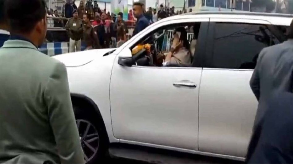 West Bengal CM Mamata Banerjee suffers minor head injury after car meets with accident, West Bengal CM Mamata Banerjee suffers minor head injury after car meets with accident,