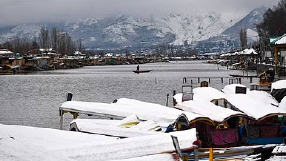 Srinagar transforms into wonderland, brings joy to tourists Srinagar transforms into wonderland, brings joy to tourists