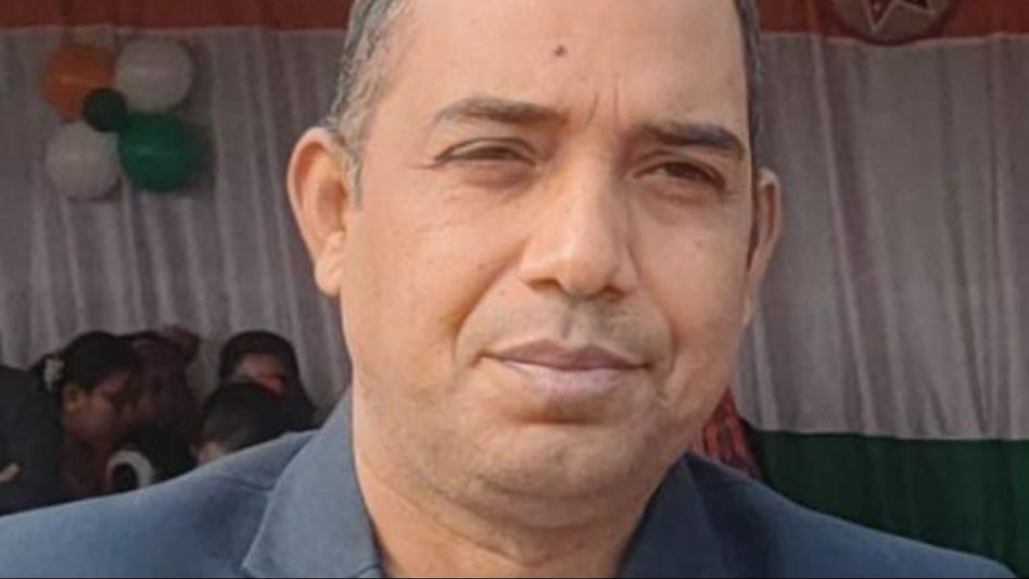 Assam government employee caught red-handed while accepting bribe in South Salmara Mankachar district Assam government employee caught red-handed while accepting bribe in South Salmara Mankachar district