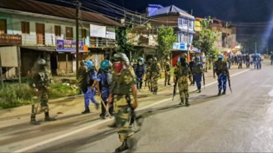 Manipur: Moreh locals violate curfew, crowd liquor shops; police take action Manipur: Moreh locals violate curfew, crowd liquor shops; police take action