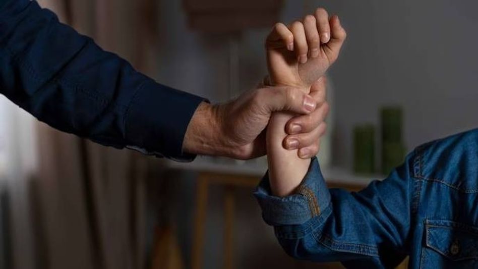 Indian-origin singer fined in Singapore for molesting woman Indian-origin singer fined in Singapore for molesting woman