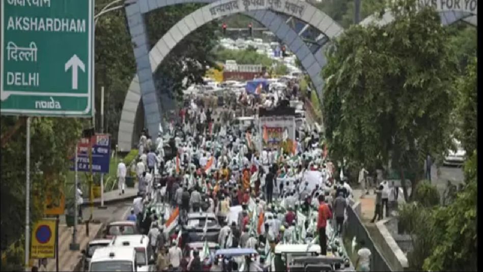 Heavy traffic snarls at Noida-Delhi border as farmers march towards Parliament Heavy traffic snarls at Noida-Delhi border as farmers march towards Parliament