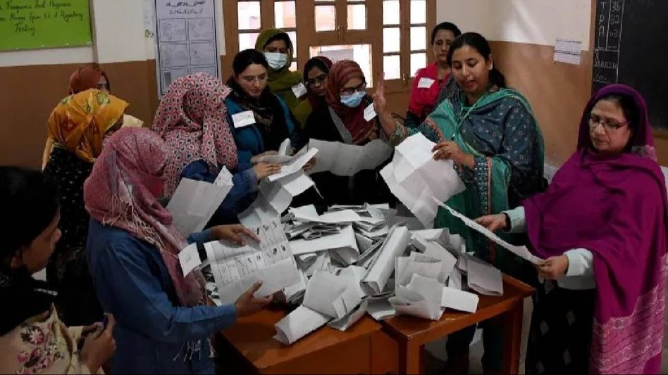 Pakistan Elections 2024: PTI-backed Independents lead on 103 seats, PML(N) and PPP trail with 42 and 27 Pakistan Elections 2024: PTI-backed Independents lead on 103 seats, PML(N) and PPP trail with 42 and 27