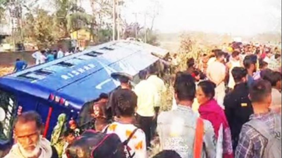 Assam: Major accident on National Highway in Bajali, 20 passengers injured Assam: Major accident on National Highway in Bajali, 20 passengers injured