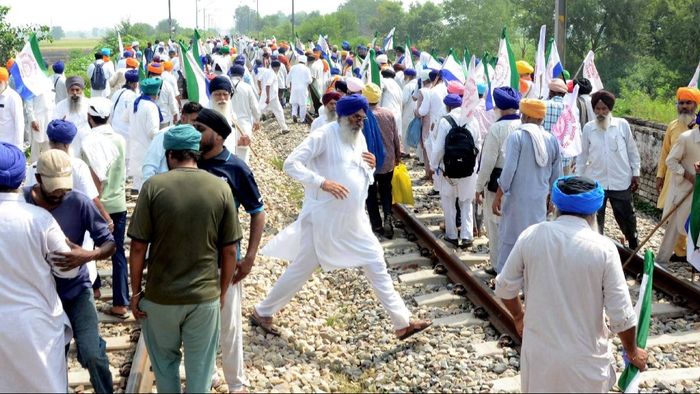 Farmers to block trains in Punjab, hold talks with centre
