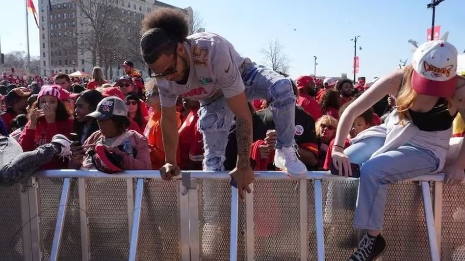 US: 1 dead, 21 injured after shooting in Kansas City during Super Bowl victory rally US: 1 dead, 21 injured after shooting in Kansas City during Super Bowl victory rally
