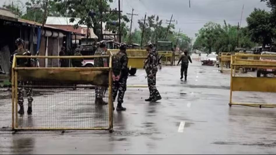 Manipur: Tribal body urges govt employees not to go to office over cop's suspension Manipur: Tribal body urges govt employees not to go to office over cop's suspension