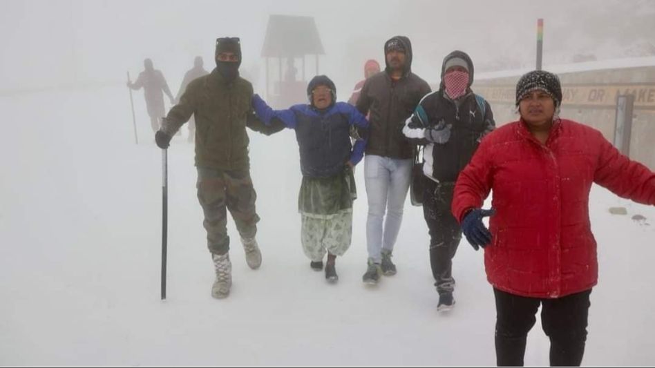 Sikkim: Indian Army rescue 500 tourists amid heavy snowfall, move to safer areas Sikkim: Indian Army rescue 500 tourists amid heavy snowfall, move to safer areas