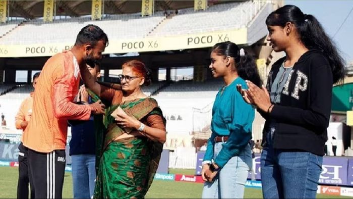 Akash Deep's emotional debut, touches mother's feet for blessings