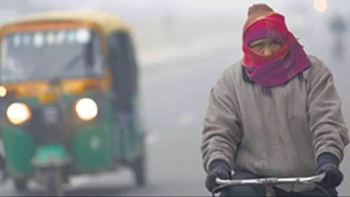 Delhi shivers as mercury dips to 7.6°C, air quality moderately clean