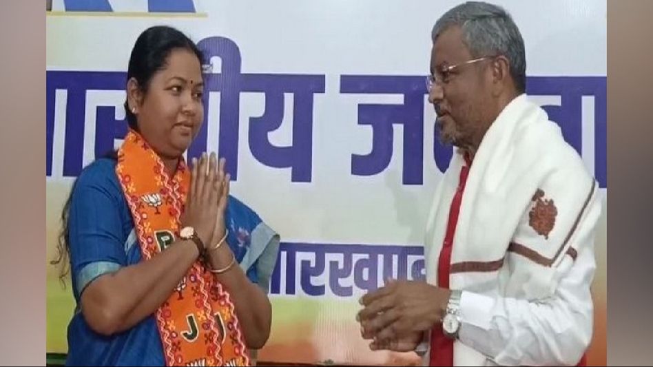 Former Jharkhand CM's wife joins BJP ahead of Lok Sabha election Former Jharkhand CM's wife joins BJP ahead of Lok Sabha election