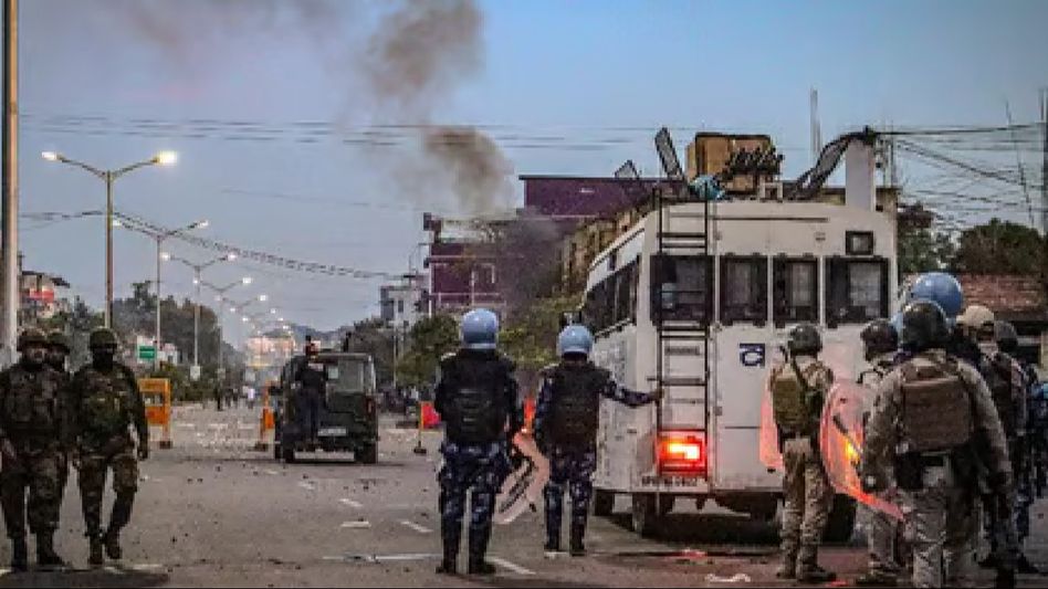 Manipur: Over 200 armed miscreants storm Additional SP's residence, rescued, situation under control Manipur: Over 200 armed miscreants storm Additional SP's residence, rescued, situation under control