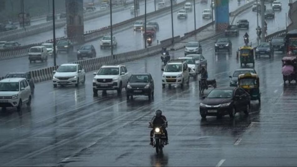Delhi wakes up to light rain as several parts of national capital witnesses sudden change in weather Delhi wakes up to light rain as several parts of national capital witnesses sudden change in weather