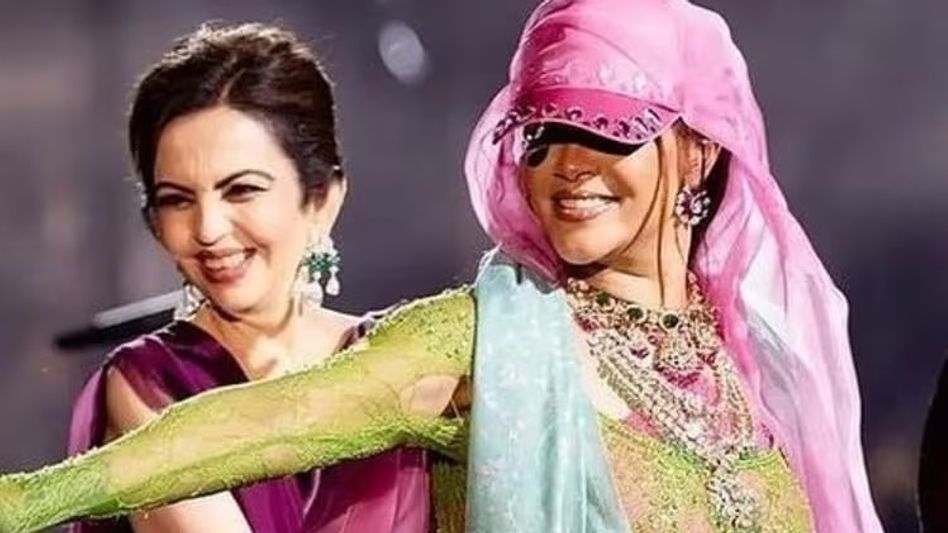 Rihanna faces wardrobe malfunction in Jamnagar during her performance in Ambani pre-wedding bash Rihanna faces wardrobe malfunction in Jamnagar during her performance in Ambani pre-wedding bash