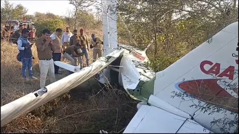Madhya Pradesh: Trainer aircraft crashes in Guna, woman pilot injured Madhya Pradesh: Trainer aircraft crashes in Guna, woman pilot injured