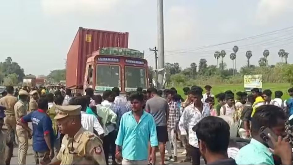 Tamil Nadu: Three students crushed to death by truck while traveling on the footboard of bus Tamil Nadu: Three students crushed to death by truck while traveling on the footboard of bus