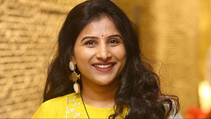 Singer Mangli involved in a minor accident near Tondupally