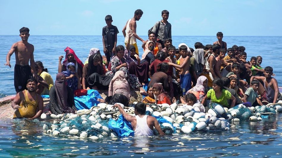 Indonesian search and rescue ship rescues dozens of Rohingya refugees Indonesian search and rescue ship rescues dozens of Rohingya refugees