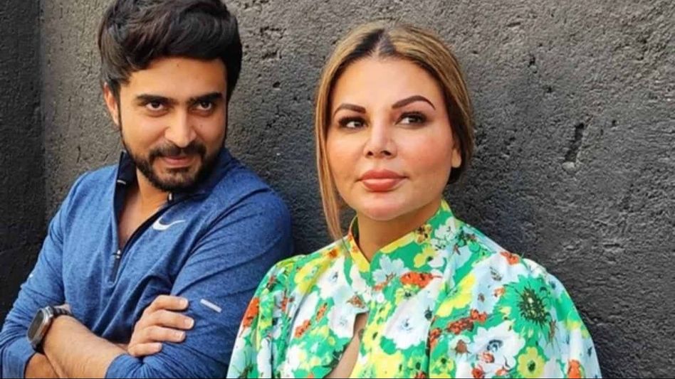 Adil Khan accuses Rakhi Sawant of stealing money, calls her 'imposter' and a 'cheater' Adil Khan accuses Rakhi Sawant of stealing money, calls her 'imposter' and a 'cheater'