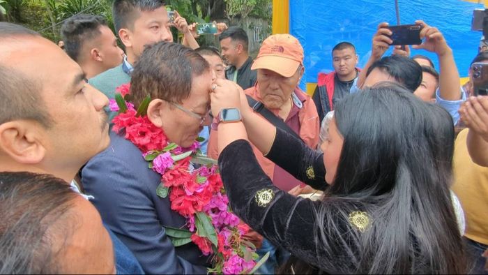 Former CM Pawan Chamling endorses SDF candidate PD Rai.